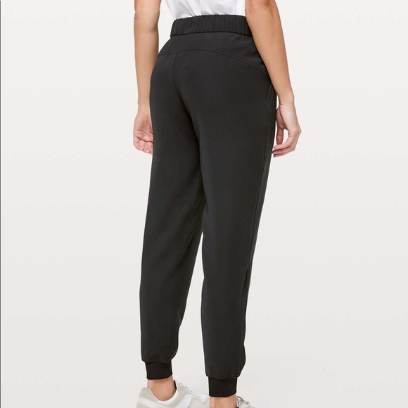 Lululemon on the fly joggers in size 2 black - Picture 2 of 5